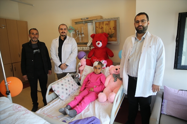 Savur ilçesinde yaşayan epilepsi hastası 8 yaşındaki Esrin Tekin, beyninde