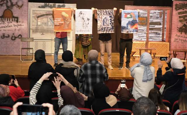 Tiyatro oyunuyla Filistin’e dikkat çektiler