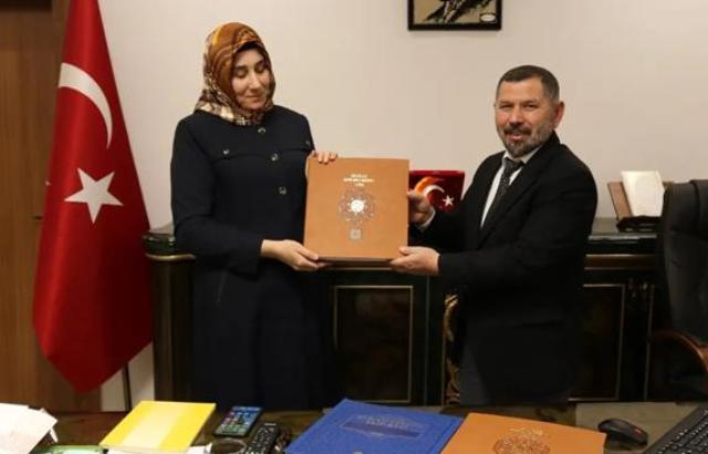 Görme Engelli Kadına Braille Alfabeli Kur’an-ı Kerim