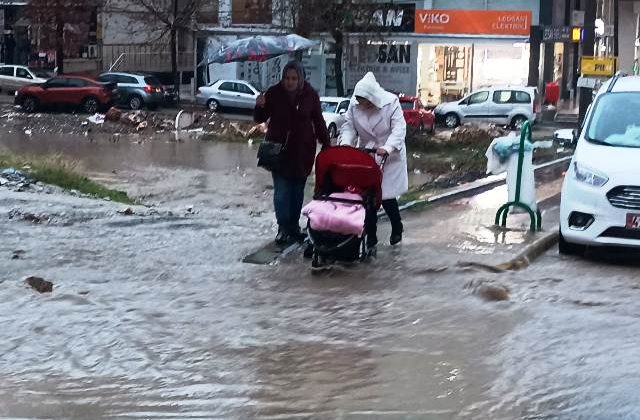 Mardin’de Yollar göle döndü