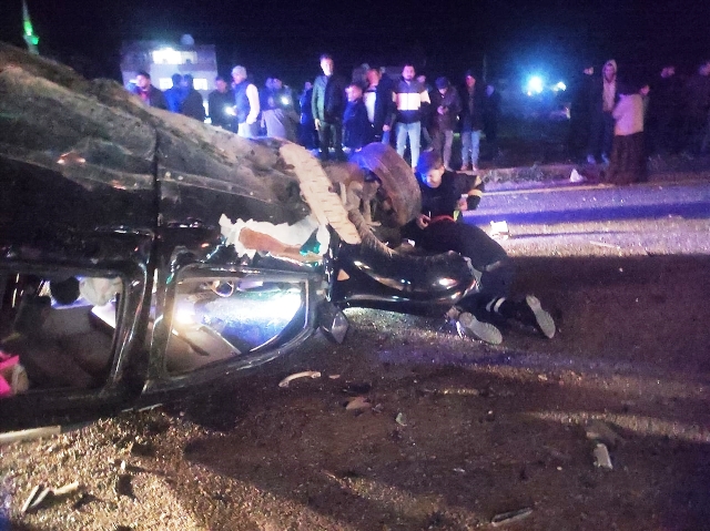 Kızıltepe ilçesinde iki otomobilin çarpışması sonucu 3 kişi yaralandı. Sürücülerinin