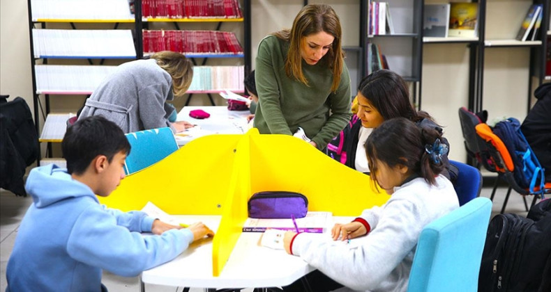 Gönüllü öğretmenler yarıyıl tatilinde öğrencileri sınava hazırladı