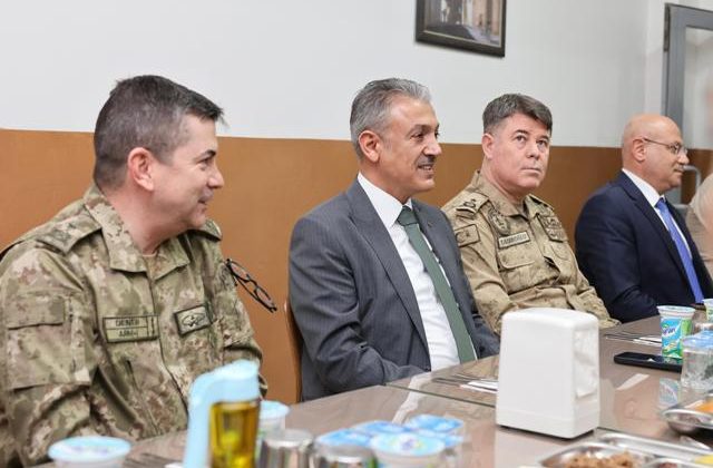 Vali Tuncay Akkoyun, Sınırda görev yapan askerlerle iftar yaptı