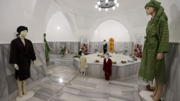 Kadınlar ipek dokuma tezgahlarını 457 yıllık hamama kurdu