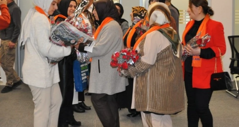 AK Kadınlar Çiçek Dağıttı