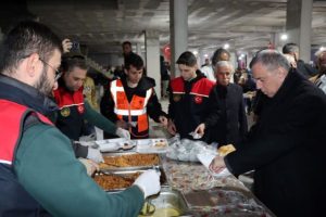 Midyat Belediyesi tarafından kurulan iftar sofrasına vatandaşlar yoğun ilgi gösterdi.