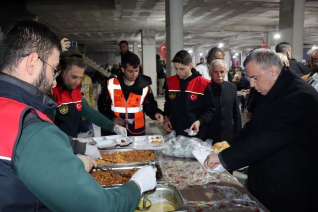 Midyat Belediyesi tarafından kurulan iftar sofrasına vatandaşlar yoğun ilgi gösterdi.