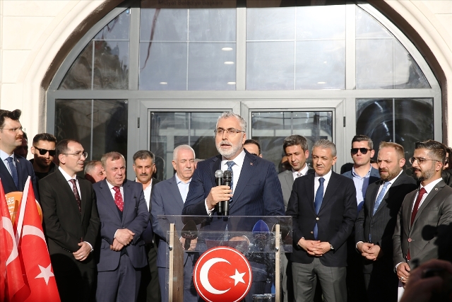 Çalışma ve Sosyal Güvenlik Bakanı Vedat Işıkhan, “Kütüphanesiz hiçbir sosyal