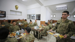 Sınırda görevli Mehmetçik ilk iftarı yaptı