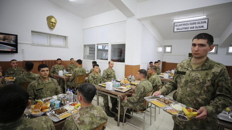 Sınırda görevli Mehmetçik ilk iftarı yaptı