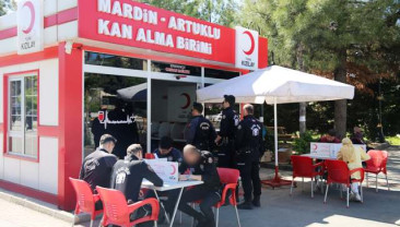 Polisler Türk Kızılayı’na kan bağışında bulundu