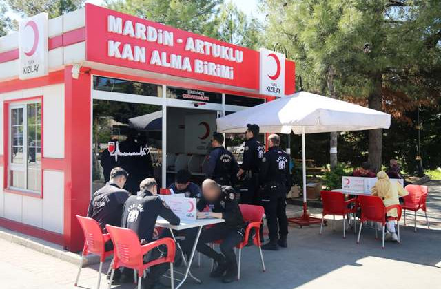 Polisler Türk Kızılayı’na kan bağışında bulundu