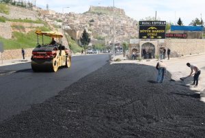 Artuklu Belediyesi ve Büyükşehir Belediyesi işbirliğiyle, Yeniyol Caddesinde yarım kalan