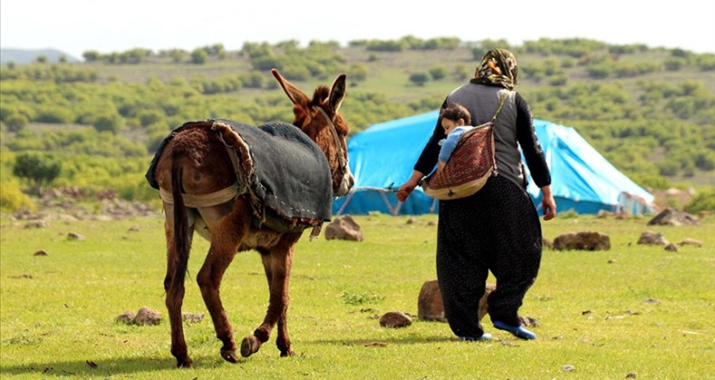 Göçer annelerin ömrü yolda ve çadırda geçiyor