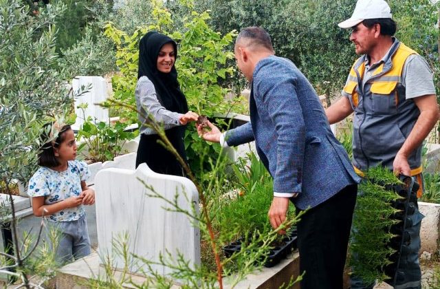 Mezarlıklar çiçeklerle güzelleşti