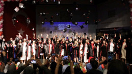 Mezuniyet Kepleri Özgür Filistin Dilekleriyle Havaya Fırlatıldı 