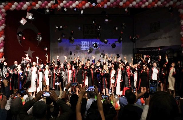 Mezuniyet Kepleri Özgür Filistin Dilekleriyle Havaya Fırlatıldı 