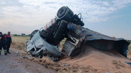 Devrilen tırın sürücüsü yaralandı