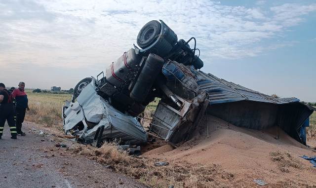 Devrilen tırın sürücüsü yaralandı