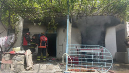 Evde çıkan yangında 2 çocuk dumandan etkilendi