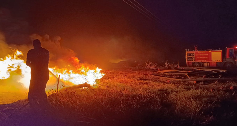 Suriye sınırında 2 mahallede çıkan anız yangını söndürüldü