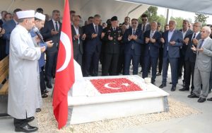 Mardin Garnizon Şehitliği’nde gerçekleştirilen törende Kur’an-ı Kerim okundu, şehitler için
