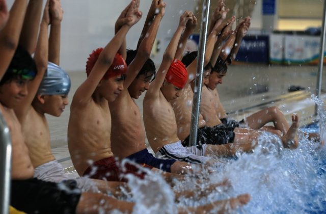 Güneydoğu’da boğulma vakalarına karşı binlerce çocuk yüzme öğreniyor