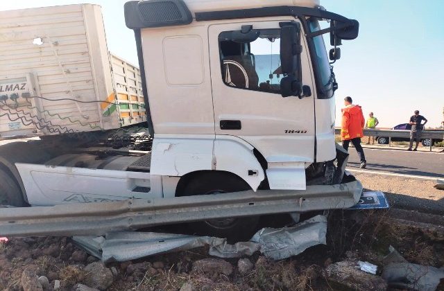 Bariyerlere çarpan tırın sürücüsü yaralandı