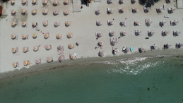 Emekliler halk plajlarında şezlong ve şemsiyeleri ücretsiz kullanabilecek