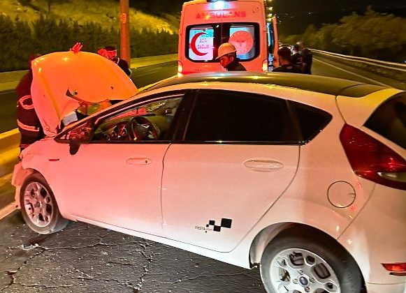 Refüje çarpan otomobildeki 2 kişi yaralandı