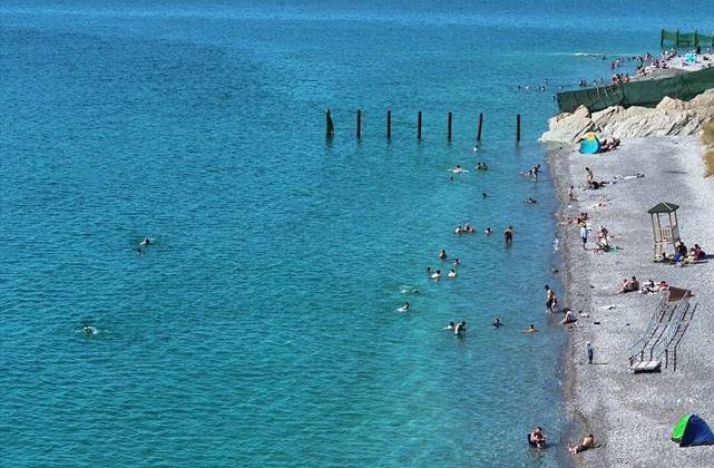Kavurucu sıcaktan bunalanların adresi Van Gölü’nün serin kıyıları oldu
