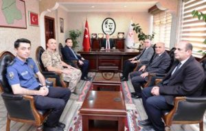 Mardin Valisi Tuncay Akkoyun, Ömerli İlçesini ziyaret ederek vatandaşlarla bir
