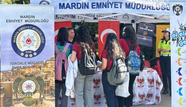 Emniyet’ten gençlere bilgilendirme standı