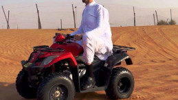 “Dünyanın en uzun adamı” Sultan, Dubai’de ATV ile çöl safarisi yaptı