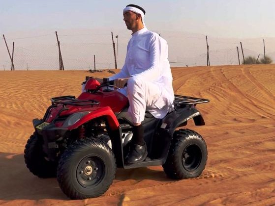 “Dünyanın en uzun adamı” Sultan, Dubai’de ATV ile çöl safarisi yaptı