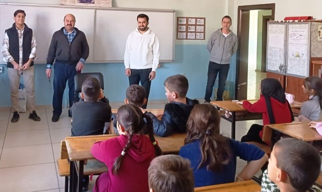 Mardinli Dünya Şampiyonu kuaför ustası Emrah Bilen, öğrencilerle bir araya