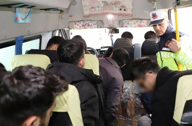 Jandarmadan yolcu taşıyan araç ve şoförlere denetim