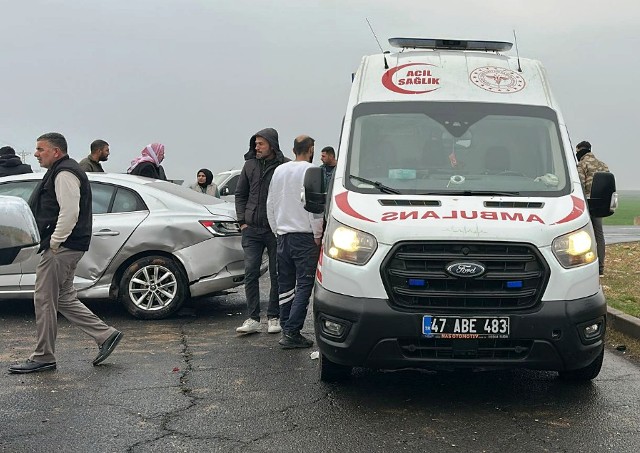 Mardin’in Nusaybin ilçesi uluslararası İpekyolu üzerinde iki otomobilin çarpışması sonucu