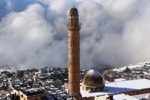 Mardin’de etkili olan kar yağışı ve sis, tarihi kenti adeta