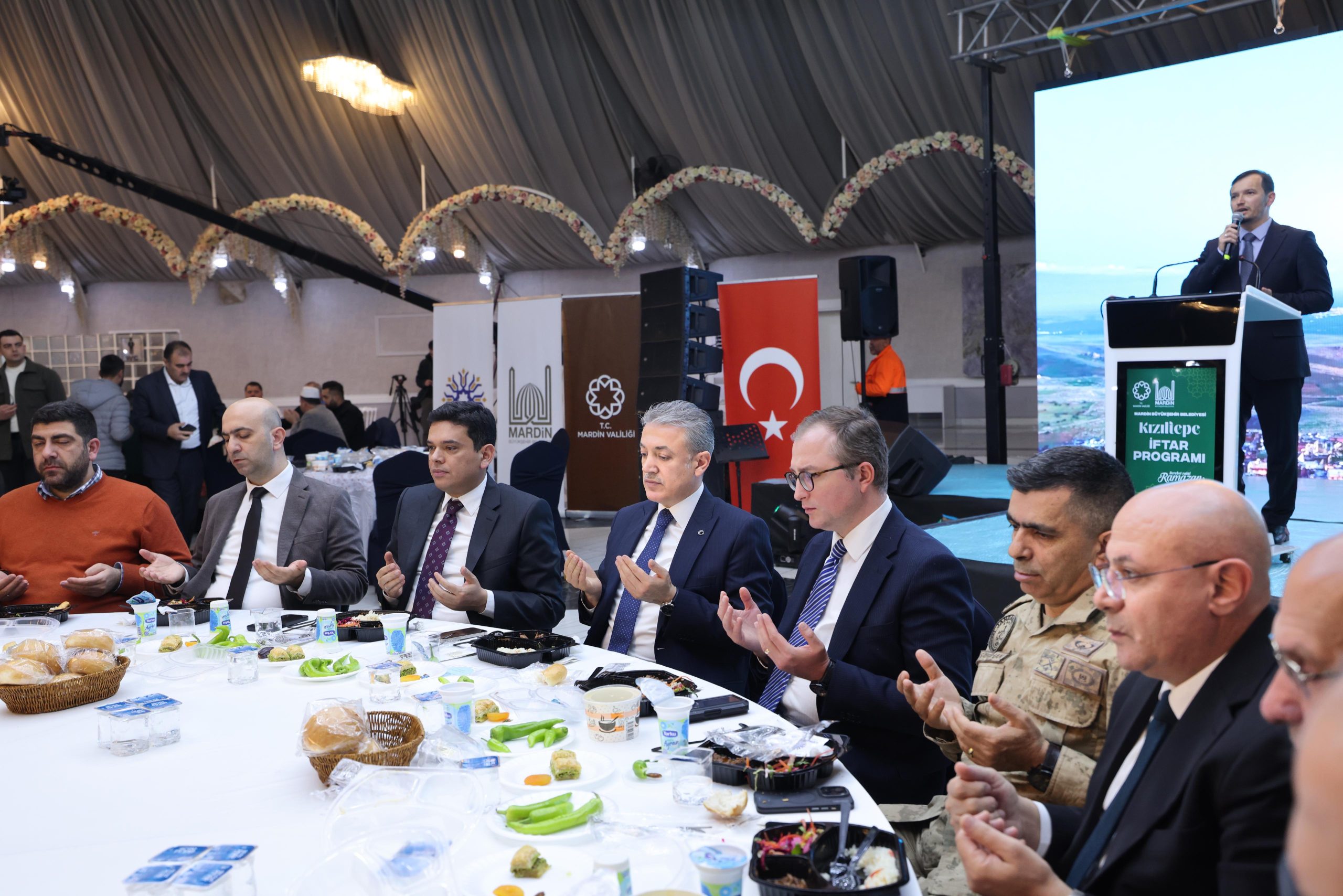 Mardin Valiliği ve Büyükşehir Belediye Başkanlığı tarafından düzenlenen İlçe İftar