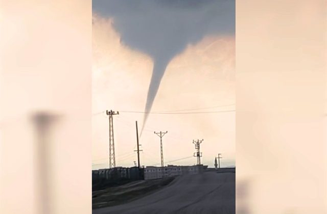 Derik’te meydana gelen hortum hasara neden oldu