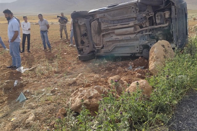 Mardin’in Nusaybin ilçesinde, hafif ticari aracın kontrolden çıkarak takla atması