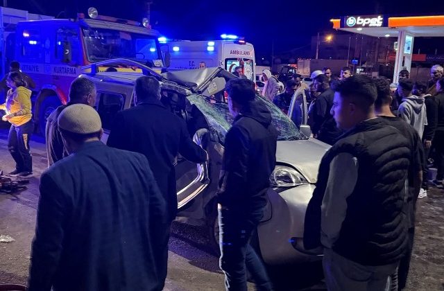 Kırmızı ışıkta geçen tır, hafif ticari araçla çarpıştı: Biri ağır 6 yaralı