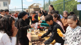 Öğrencilerden Gazze yararına kermes 