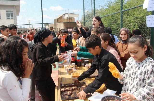 Öğrencilerden Gazze yararına kermes 