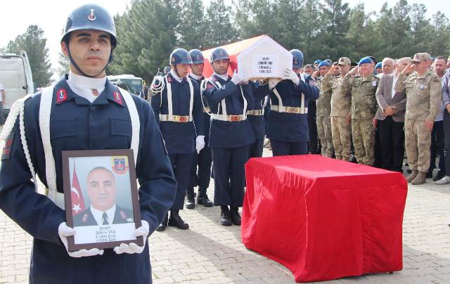 Görev silahıyla kazara kendini vuran uzman çavuş son yolculuğuna uğurlandı