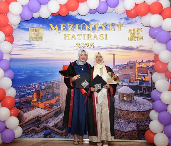Mardin Artuklu Üniversitesinde 28 Şubat Mağdurlarından olan bir anne, kızıyla