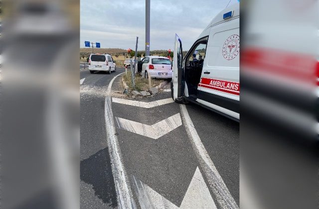 Otomobil aydınlatma direğine çarptı