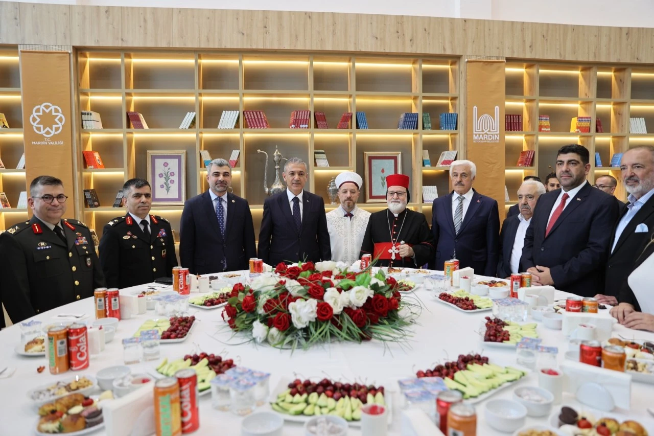 Mardin’de farklı dine mensup vatandaşlar bayramlaşma programında buluştu, Mardin Valisi