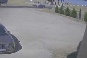 Motosiklet sürücüsünün öldüğü kaza anı güvenlik kamerasında Mardin’in Artuklu ilçesinde,